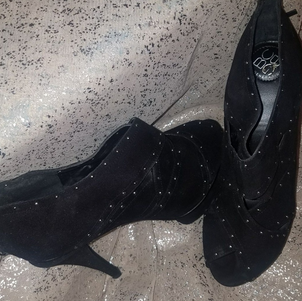 Black Pumps - image 2